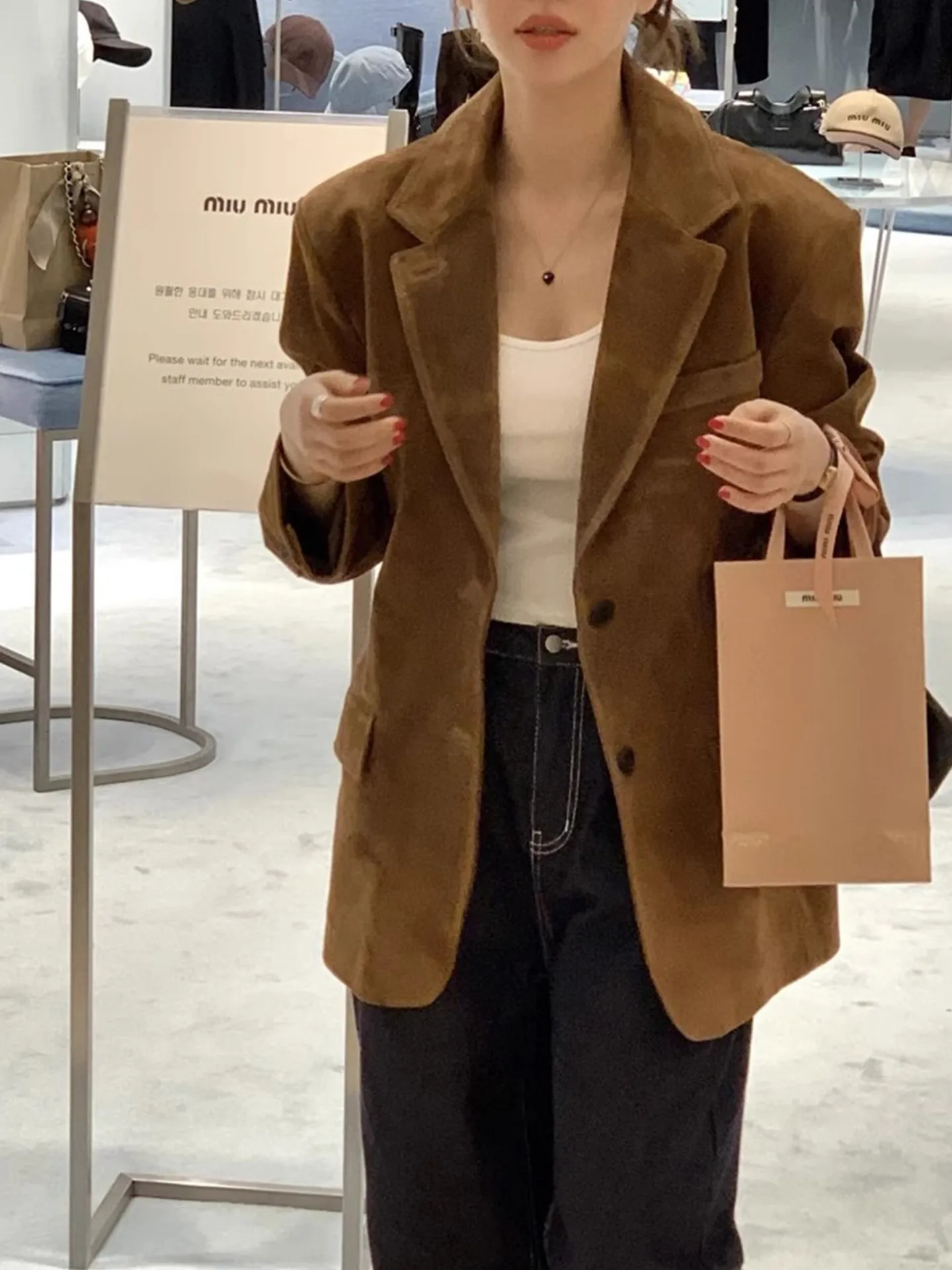 

Gagarich ретро красивый костюм с воротником универсальный однотонный шерстяной пиджак женский 2026 зима новый свободный белый топ