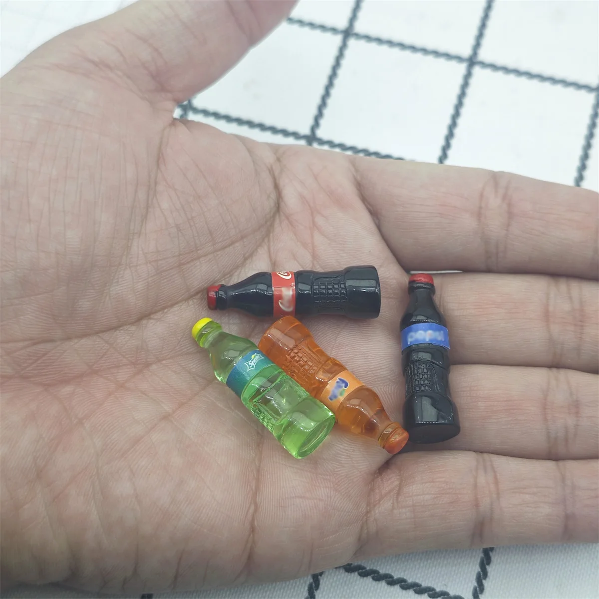 ドールハウスミニチュアスパークリングウォータードリンクボトル、シミュレーションプレイキッチンゲーム、パーティーおもちゃ