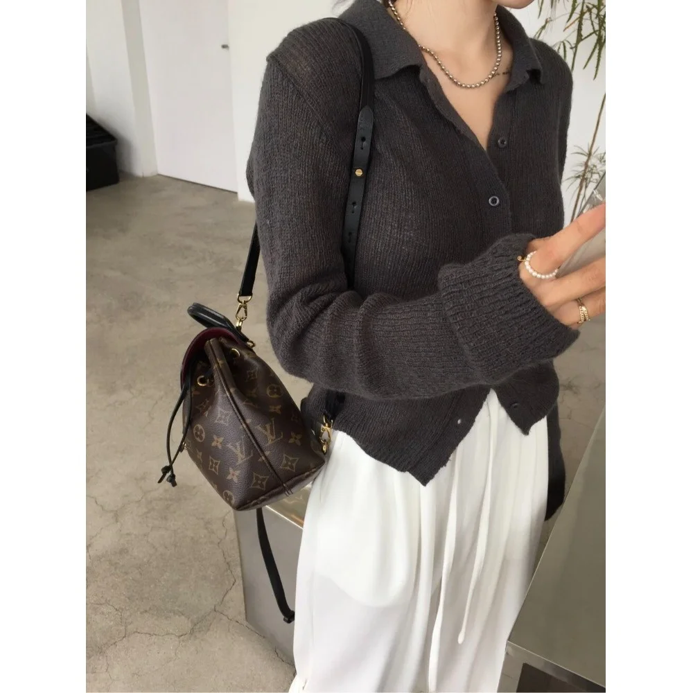 Elegancka, długa dzianina damska zapinana na guziki, miękka, wyszczuplająca bluzka, modna, idealna na uczelnię i do ulicy, odpowiednia na różne okazje.