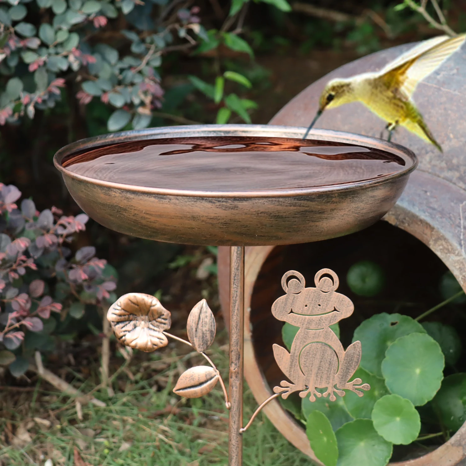 A Dual-Purpose Device That Combines a Bird Bath and Feeder, with a Vintage Copper Finish, Weather-Resistant, Suitable for Long-Term Outdoor Use Independent and Stable Structure, Quick Assembly and No Tools Required. Perfect for Attracting Wild Birds to Bathe and Forage, It Is an Elegant Decoration for Gardens, Patios, Lawns, and Terraces.