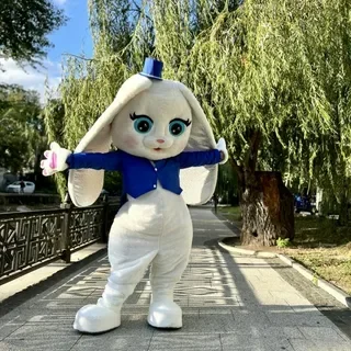 

Костюм плюшевого кролика-маскота «Синяя шляпа» — милый мультяшный белый зайчик