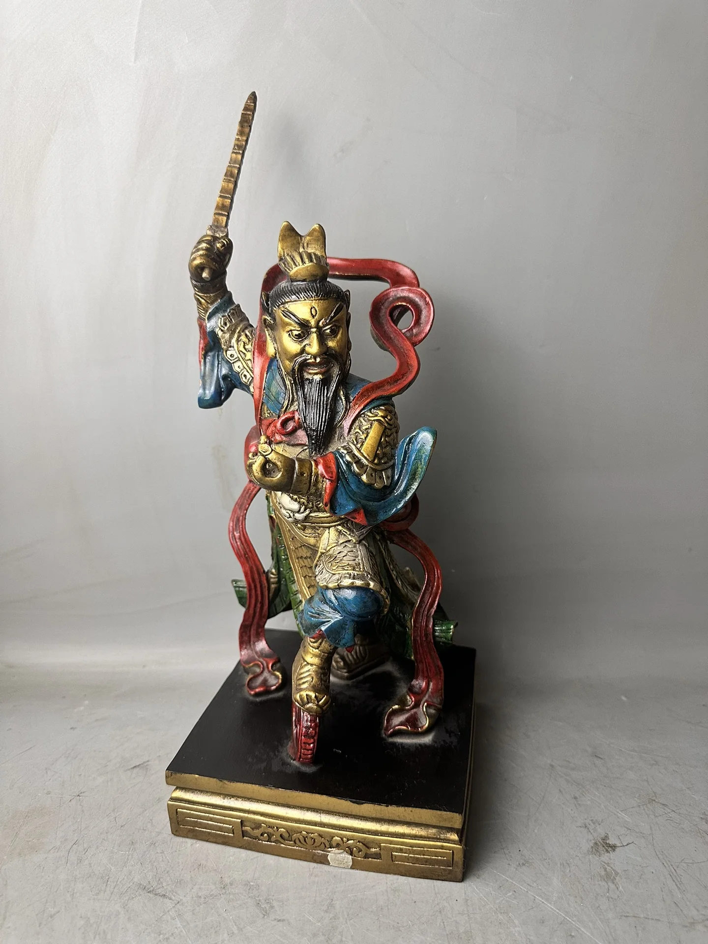 

Old Tibetan Late Qing Dynasty Bronze Lacquer Gold Painted Wang Lingguan Statue Height 38.5cm, base square, width 15cm