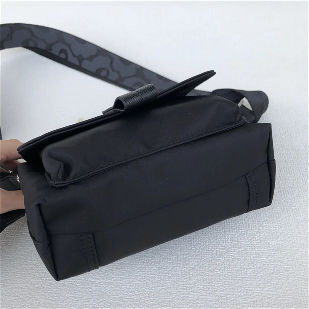 Marime1kko Bolso bandolera de hombro unisex negro impermeable de nailon ligero que combina con todo