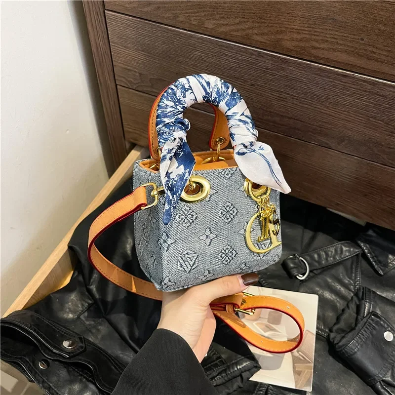 

Легкая роскошная мини-квадратная сумка 2025 года, женская сумка через плечо с принтом в стиле ретро, универсальная маленькая сумочка-мессенджер с элегантной текстурой