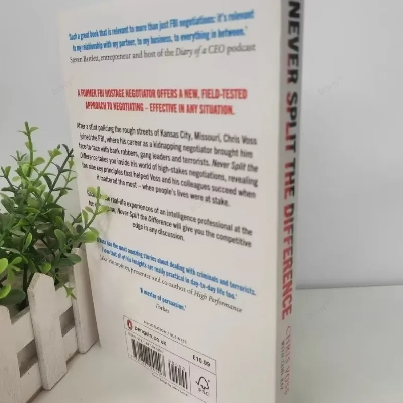 Никогда не Разделяйте разницу Криса восса на переговоры, будто ваша жизнь зависит от книги в мягкой обложке на английском языке