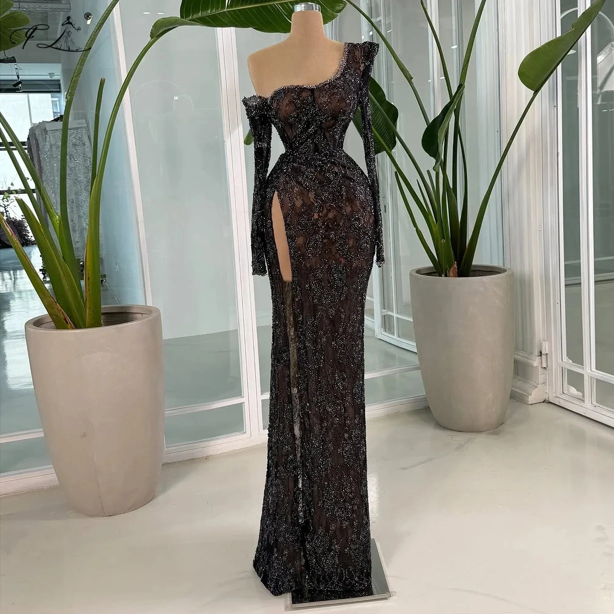 Sexy Cocktail Party Dress Asymmetrical Shoulders High Slit Black Lace Bridal Gowns Small Beads Floor-Length Gown