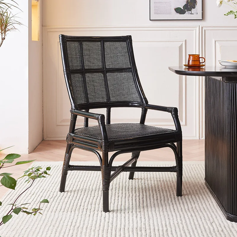 Scandinavische massief houten zwarte lange tafel en stoelcombinatie, eettafel voor klein appartementhotel-restaurant