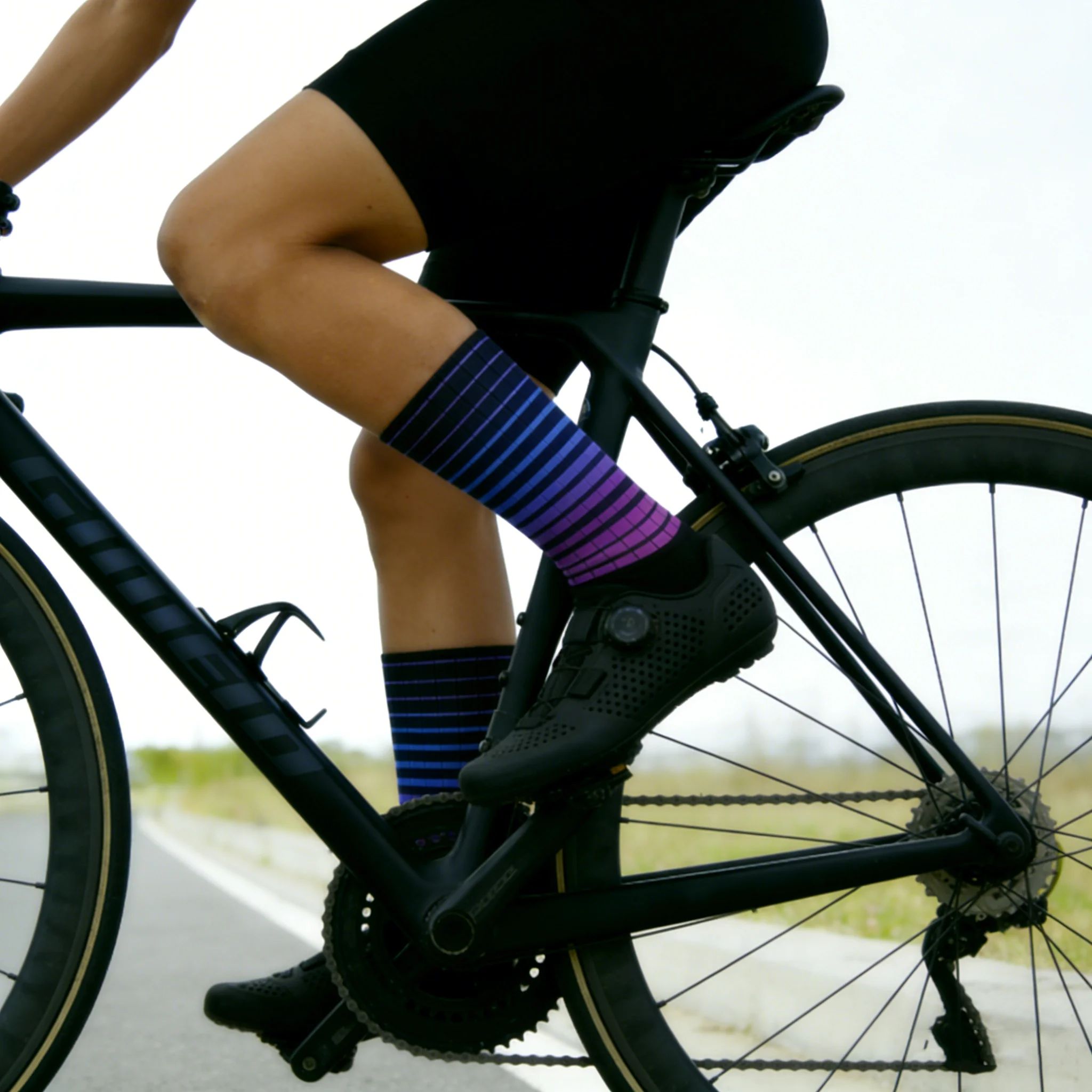 

Силиконовые велосипедные носки 2026 с интегрированной противоскользящей подошвой, высокотехнологичные компрессионные носки для бега на открытом воздухе