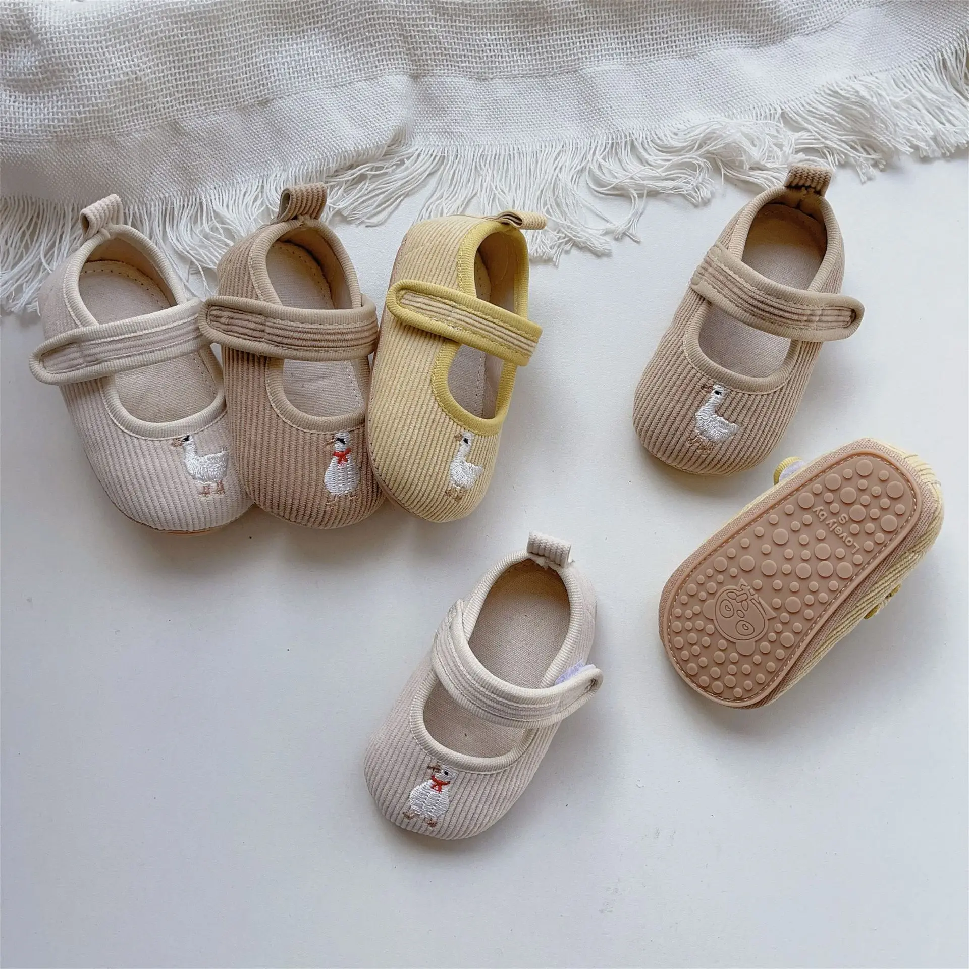 Scarpe da bambino 2024 primavera estate nuove scarpe da passeggio per bambini alla moda suole morbide antiscivolo nuove scarpe di cotone alla moda dei cartoni animati