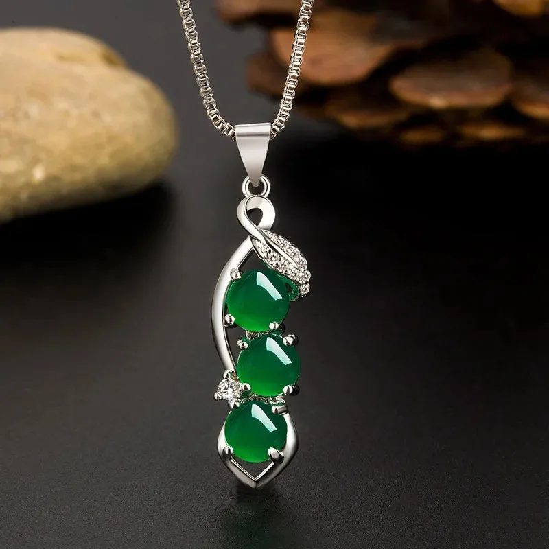 Natural Green Chalcedony Hand-carved String Bean Pendant Fashion Boutique Jewelry Men and Women Green Agate Necklace Gift