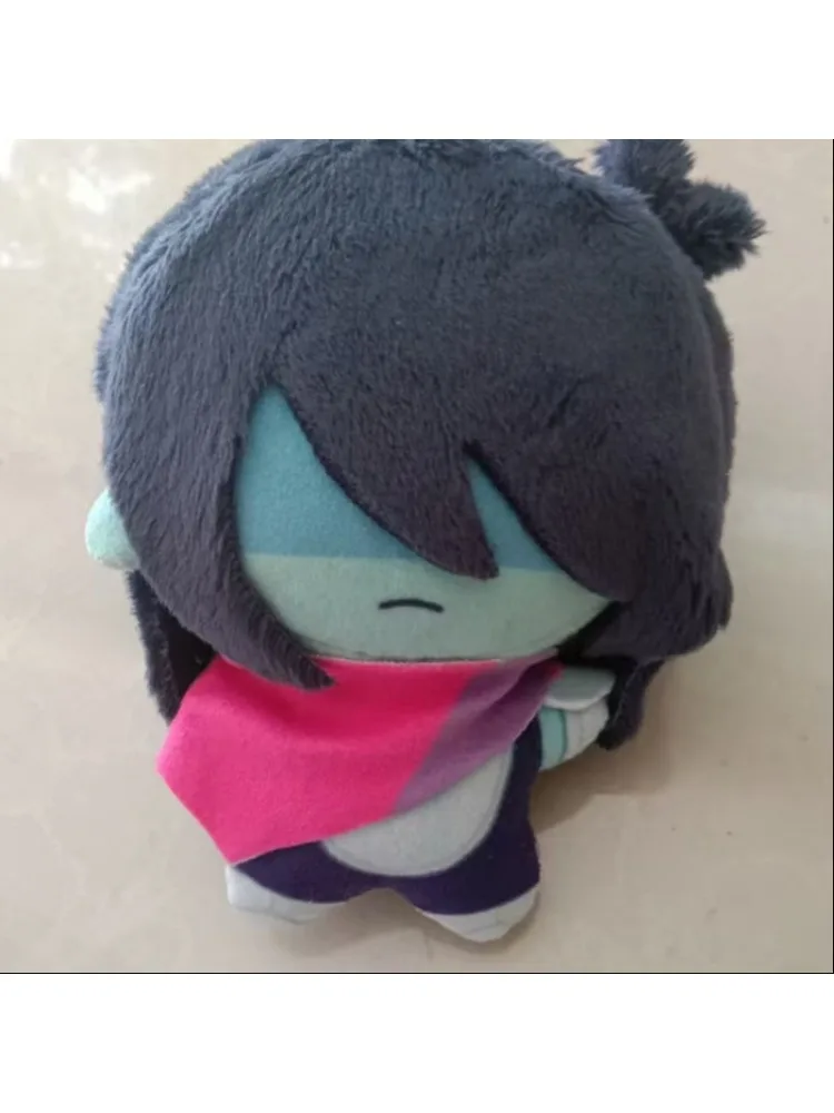 Pluszak Deltarune Kris, 10 cm, miękka maskotka z różową chustą i niebieskimi włosami, postać z anime, idealny prezent urodzinowy dla fanów. — 2