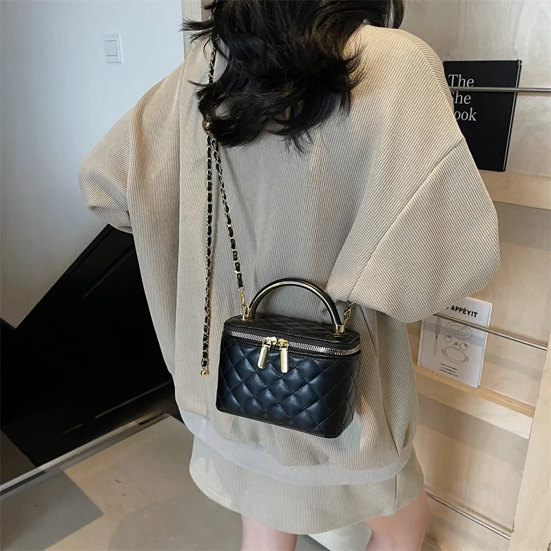 

2025new Designer Style Box Clutch Women Quilted Square Shoulder Purse with Top Handle Luxe Texture Minimalist Chic Bag