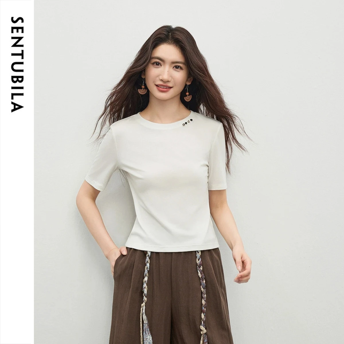 

SENTUBILA Women's Minimalist White Short Sleeve Tee 2026 Summer New Office Crew Neck Asymmetrical Wooden Bead Knit Top 162TA6126