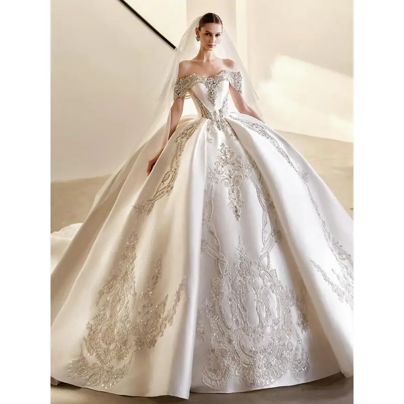 Свадебное платье с открытыми плечами из атласа, с высококачественной текстурой, индивидуальной пошивкой, роскошной отделкой пайетками и шлейфом, выполненное на заказ.