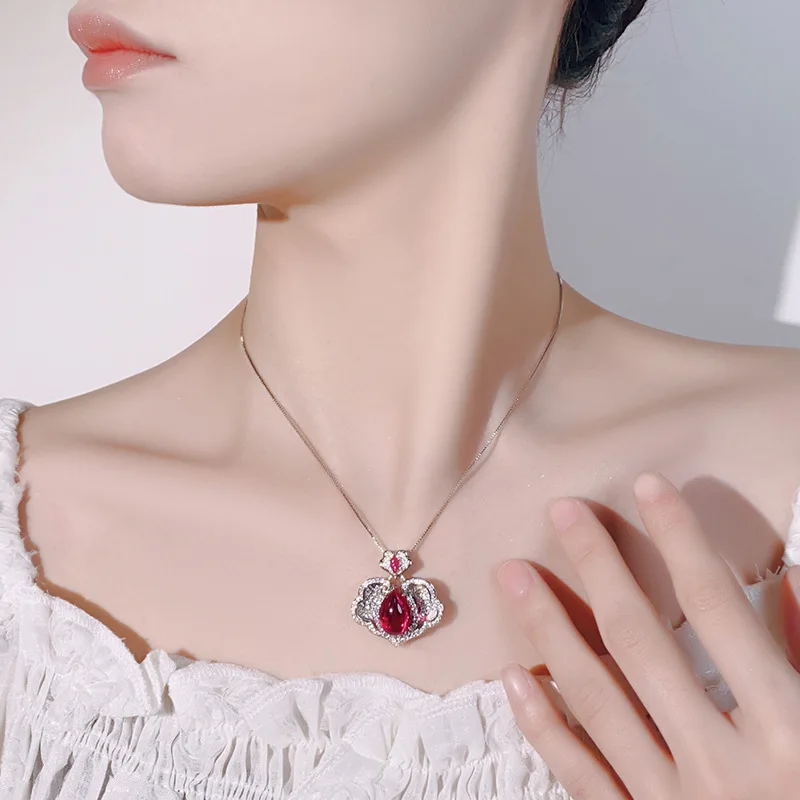 

Exquisite Heart Water Drop Pendant Necklace Gemstone Accents Red Emerald Styles Sparkling for Women's Fashion Luxurious Jewelry