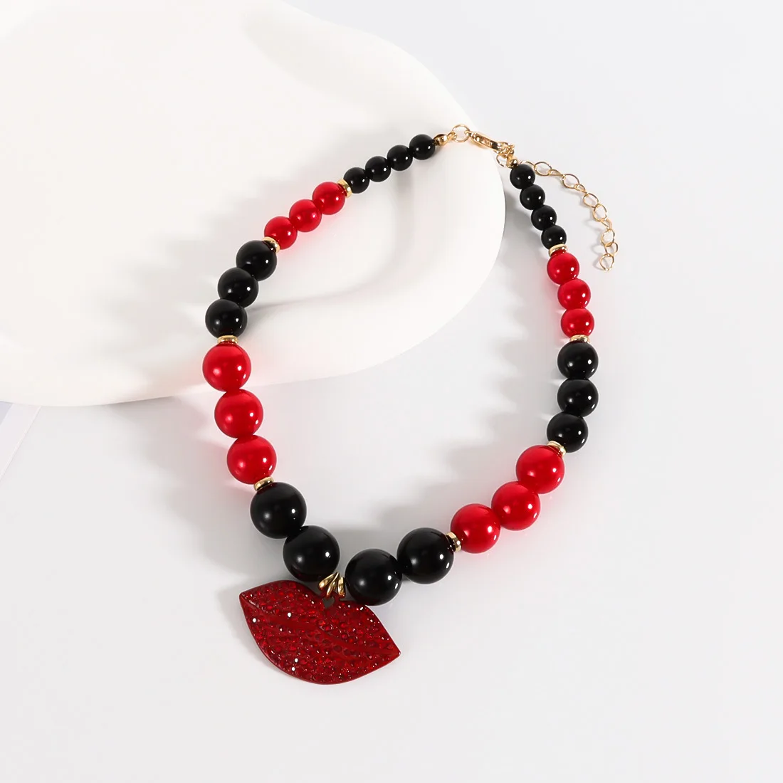 DIY accessories European and American simple and versatile two-color splicing beaded neck chain personalized big red lip collarb