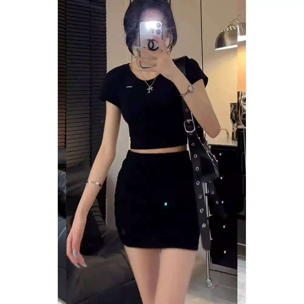 NOVEDAD DE VERANO 2025, Top versátil ajustado con cuello redondo y Falda corta plisada ajustada francesa, traje de moda para mujer