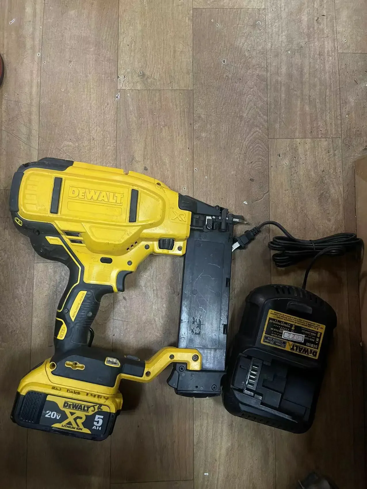 DEWALT DCN680 20-Volt MAX XR Lith-Ion Cordless 18-Gauge Brad Nailer,WITH 5AMP BATTERY AND CHARGER