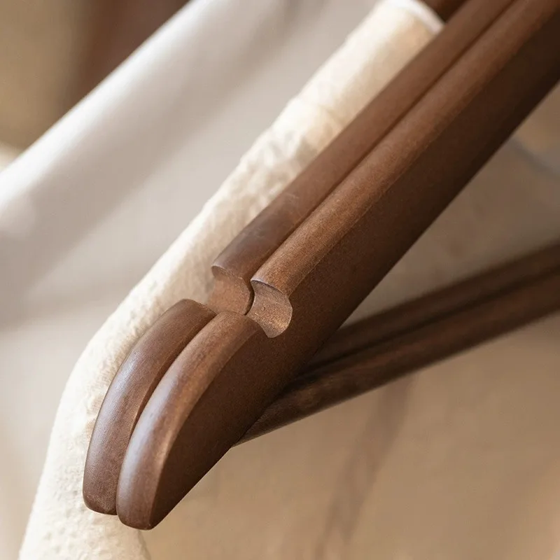 شماعات خشبية ممتازة، شماعات معطف متينة غير قابلة للانزلاق، شماعات خشبية صلبة طبيعية شديدة التحمل، شماعات تخزين الملابس، خطافات دوارة