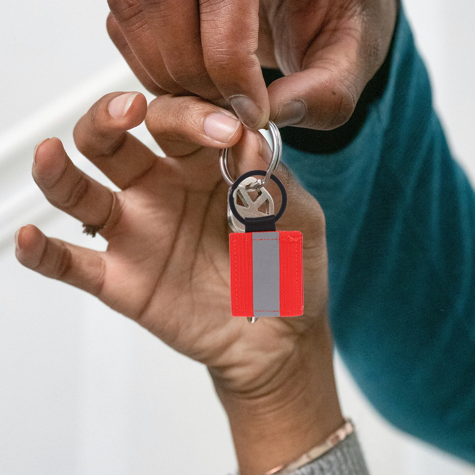 10 قطعة ملصقات سلسلة مفاتيح عاكسة مزدوجة الجوانب معدات السلامة حقيبة ظهر عاكسة علامات المعلقات المعلقة خفيفة الوزن ليلاً