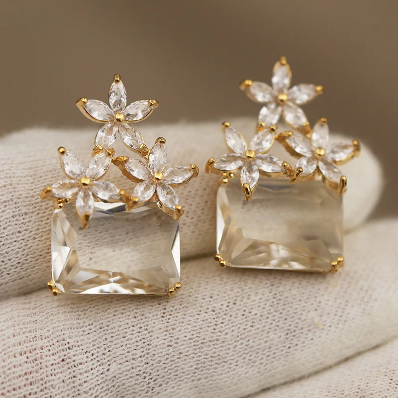 New Sight Design Unique Metal Crystal Flower Stud Earrings for Women Fashion Brand Brand Vintage Glass Square Earrings Gift