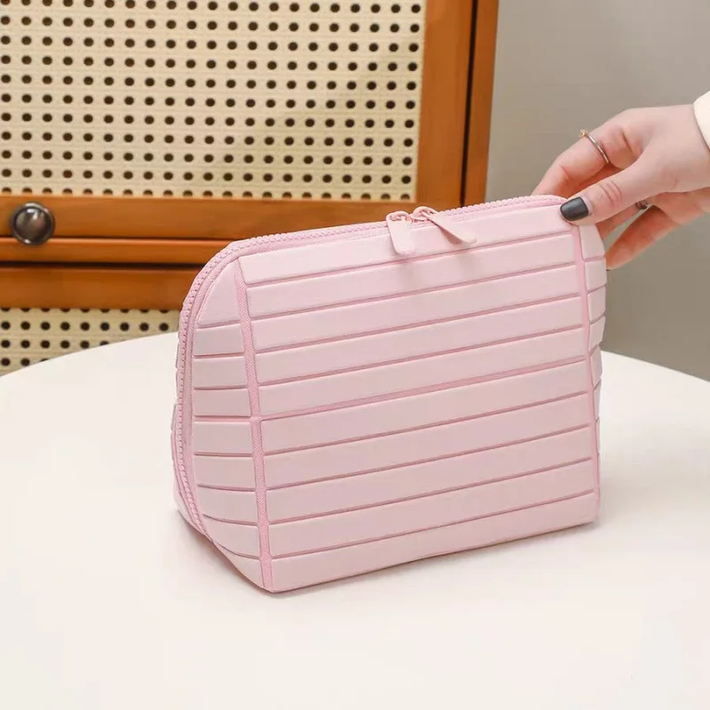 

Stylish Large Capacity Cosmetic Bag Travel Commuting Stripe 3D Sensation Practical Beauty Storage Bag Casual Leisure PVC