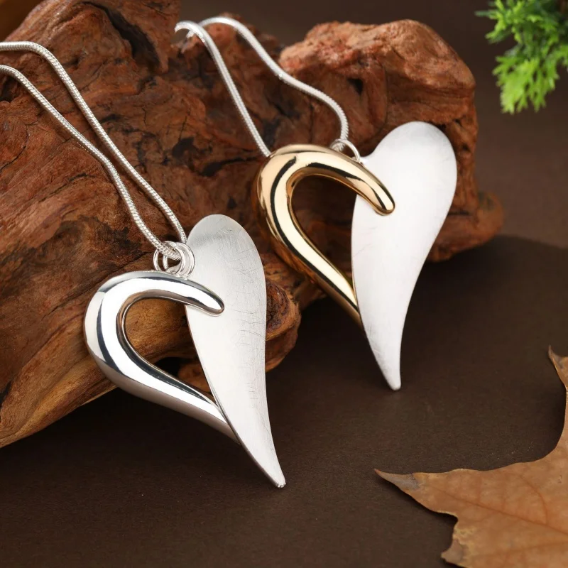 

New dual tone hollow geometric heart-shaped pendant for women, simple high-end photosensitive brushed heart-shaped necklace