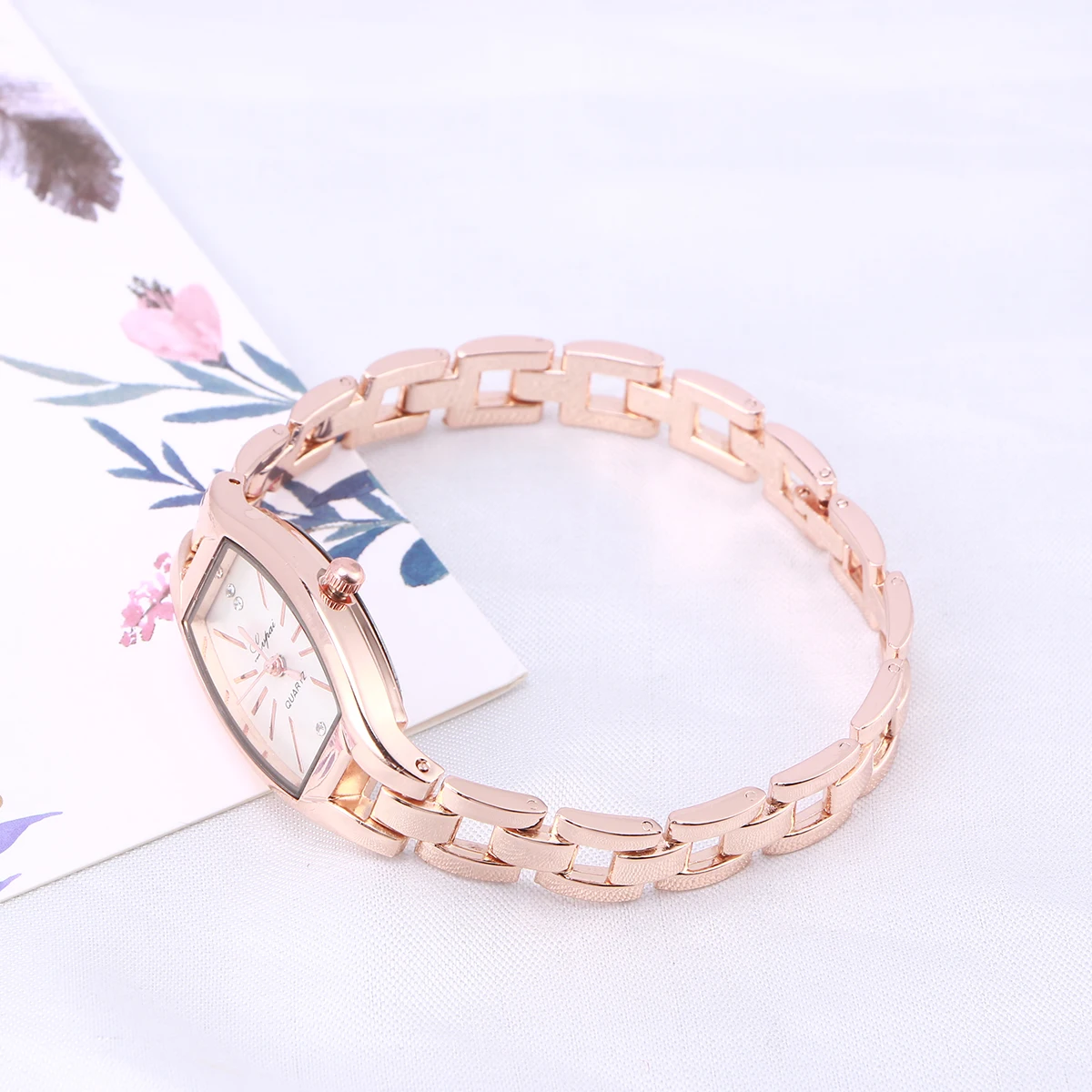 Relógios de quartzo combinando com qualquer pano feminino é elegante negócios nobre simples