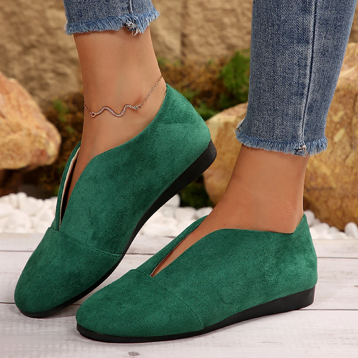 Plus-Size-Damen-Slipper aus Wildleder, V-Ausschnitt, runde Zehen, weich und bequem, lässig, für den täglichen Gebrauch, zum Spazierengehen, in verschiedenen Farben erhältlich. – Detail 6