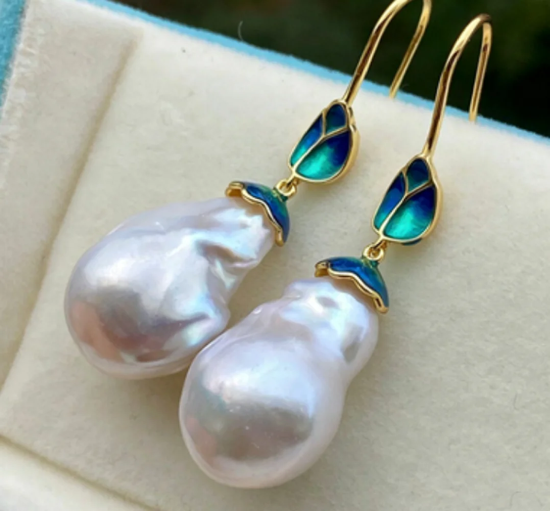 

Натуральные длинные серьги из жемчуга в стиле барокко, серебро 925 пробы, с эмалевым покрытием.