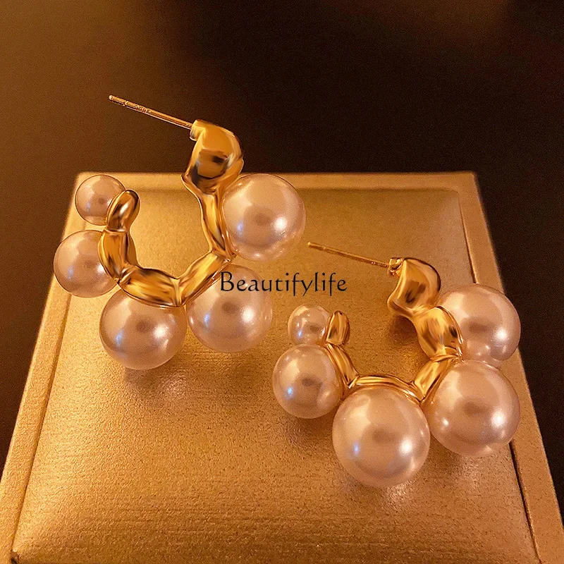 

Pearl circle earrings temperament simple exquisite earrings light luxury fashion high sense