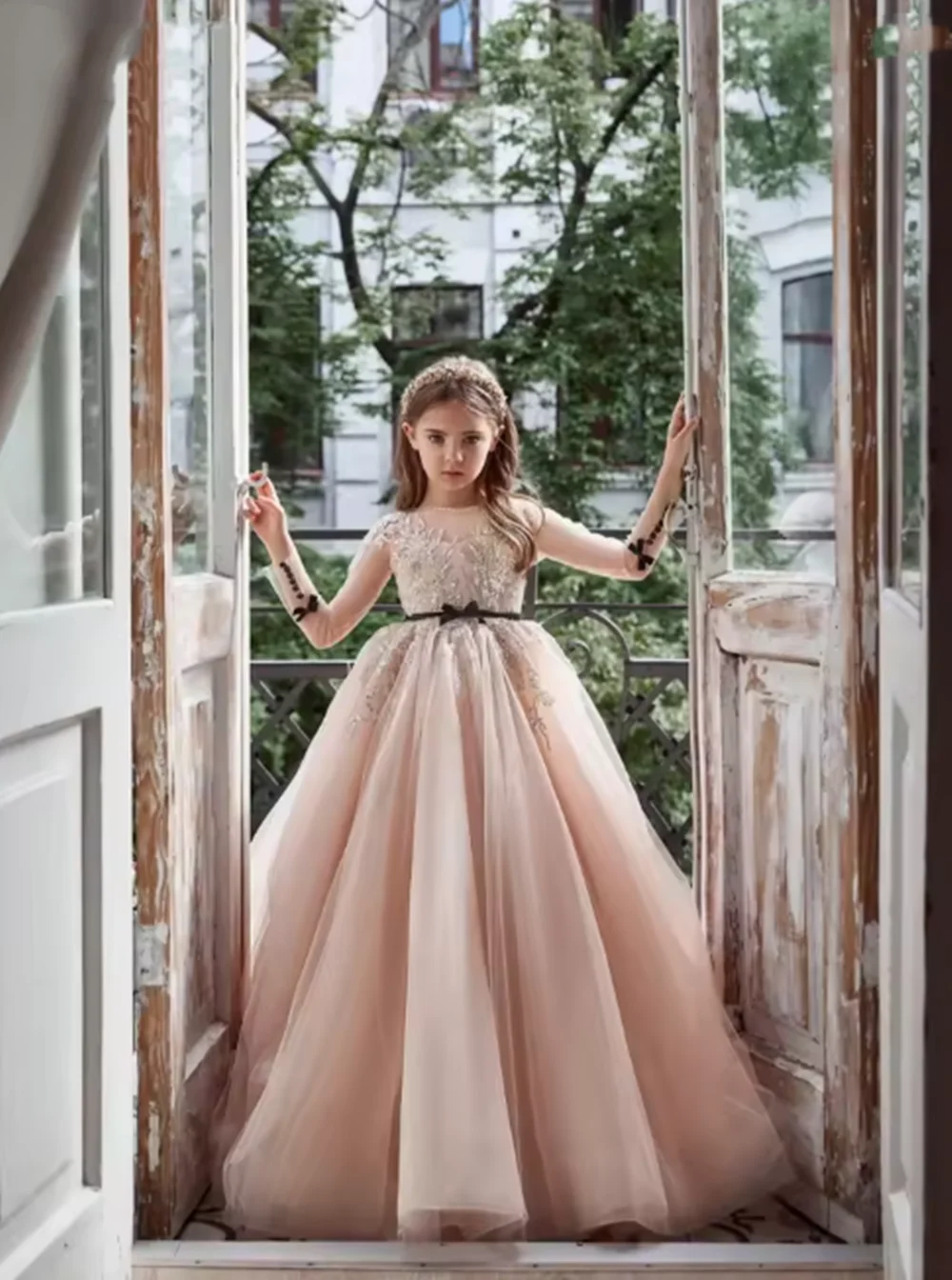 

New Puffy Sequined Lace Appliques Tulle Princess Gown For Kids Brithday Party Wear Exquisite O neck Long Sleeve Girls Dresses
