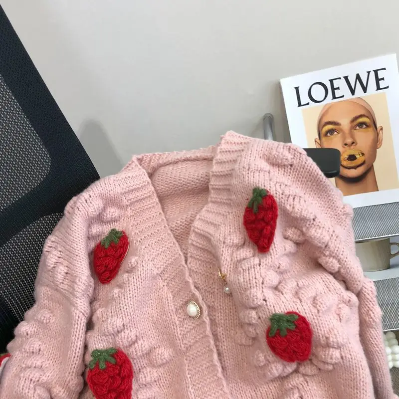 Sweet Strawberry Embroidered Sweater Coat for Women\'s Thickened 2024 New Soft Knitted Cardigan Single-breasted V-neck Loose Top