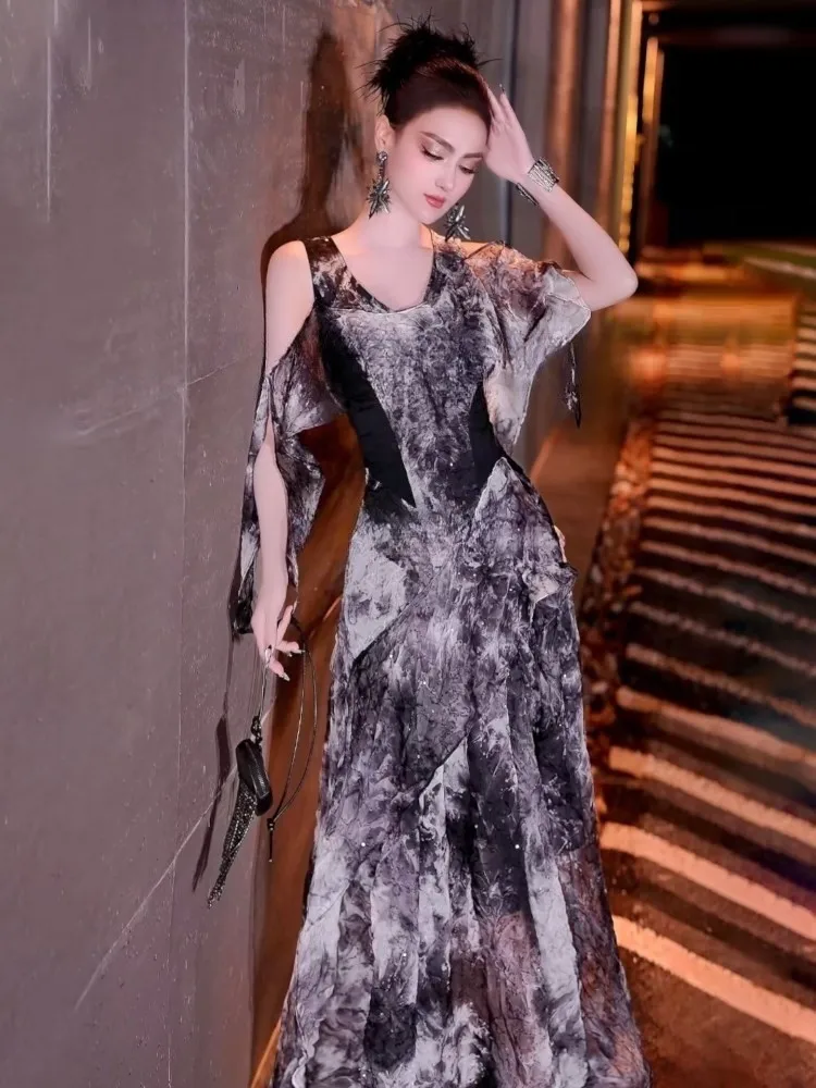 A new style of fashionable ink-wash printed halter dress with flowing ribbon and youthful