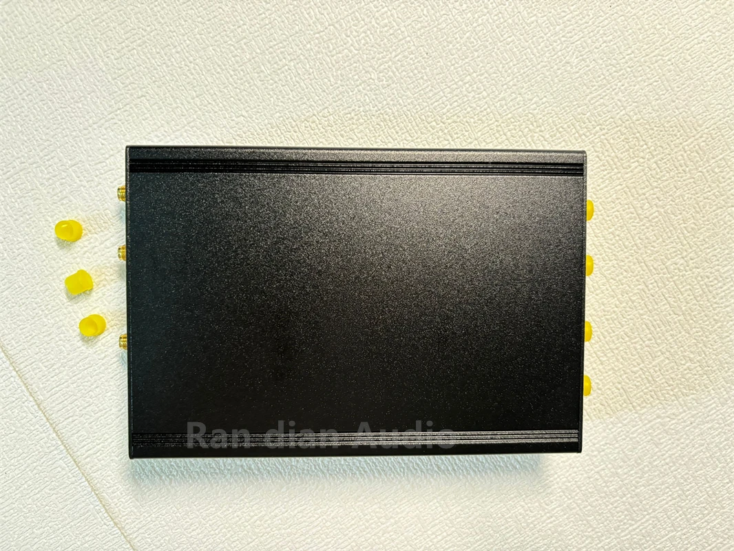 B200 USRP B210 متوافق مع أداء الإصدار الأصلي. 1PPB (0.001PPM) التردد: 70 ميجا هرتز - 6 جيجا هرتز AD9361 ثنائي القناة