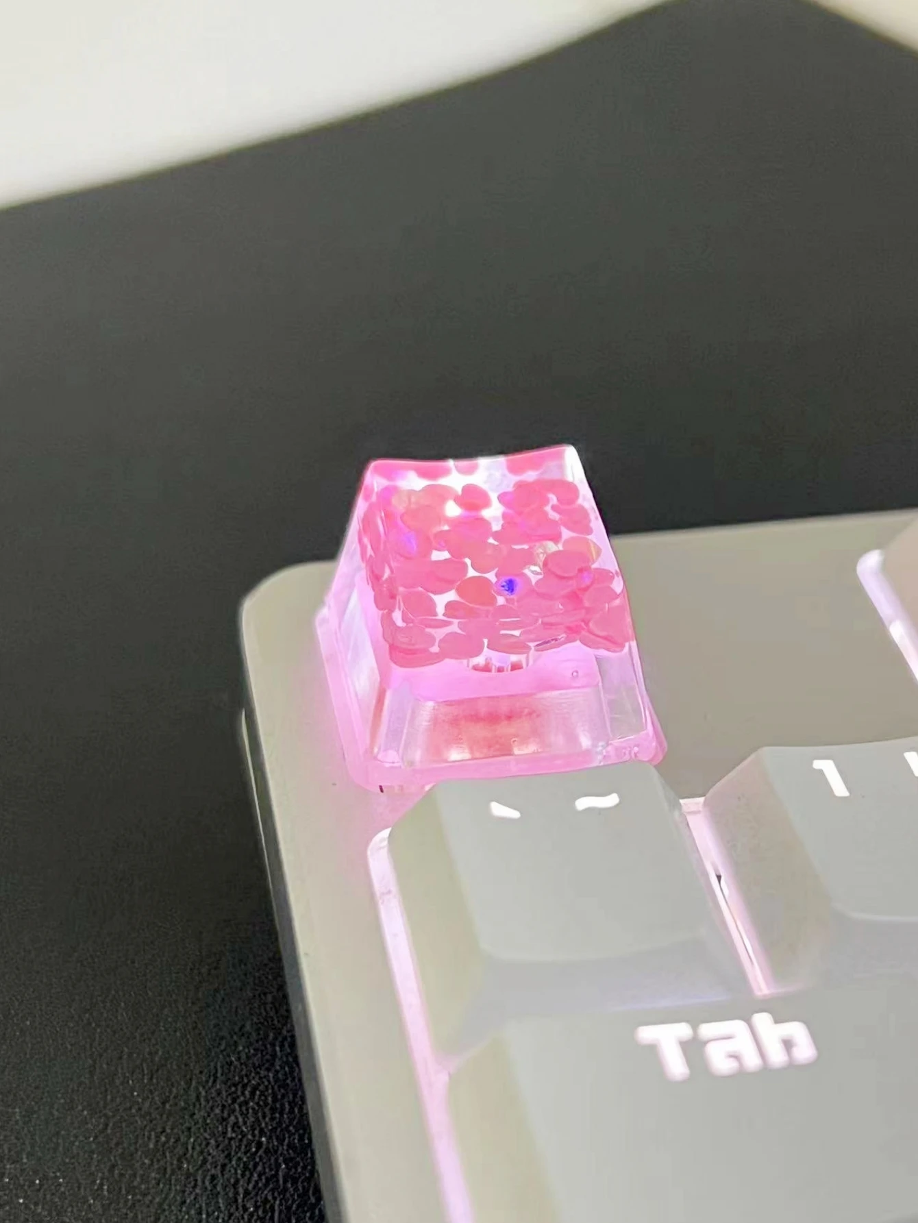 1Pcs New Best Selling Translucent Love Sequins Keycaps Cross Axis Mechanical Keyboard Keycaps With Accessories