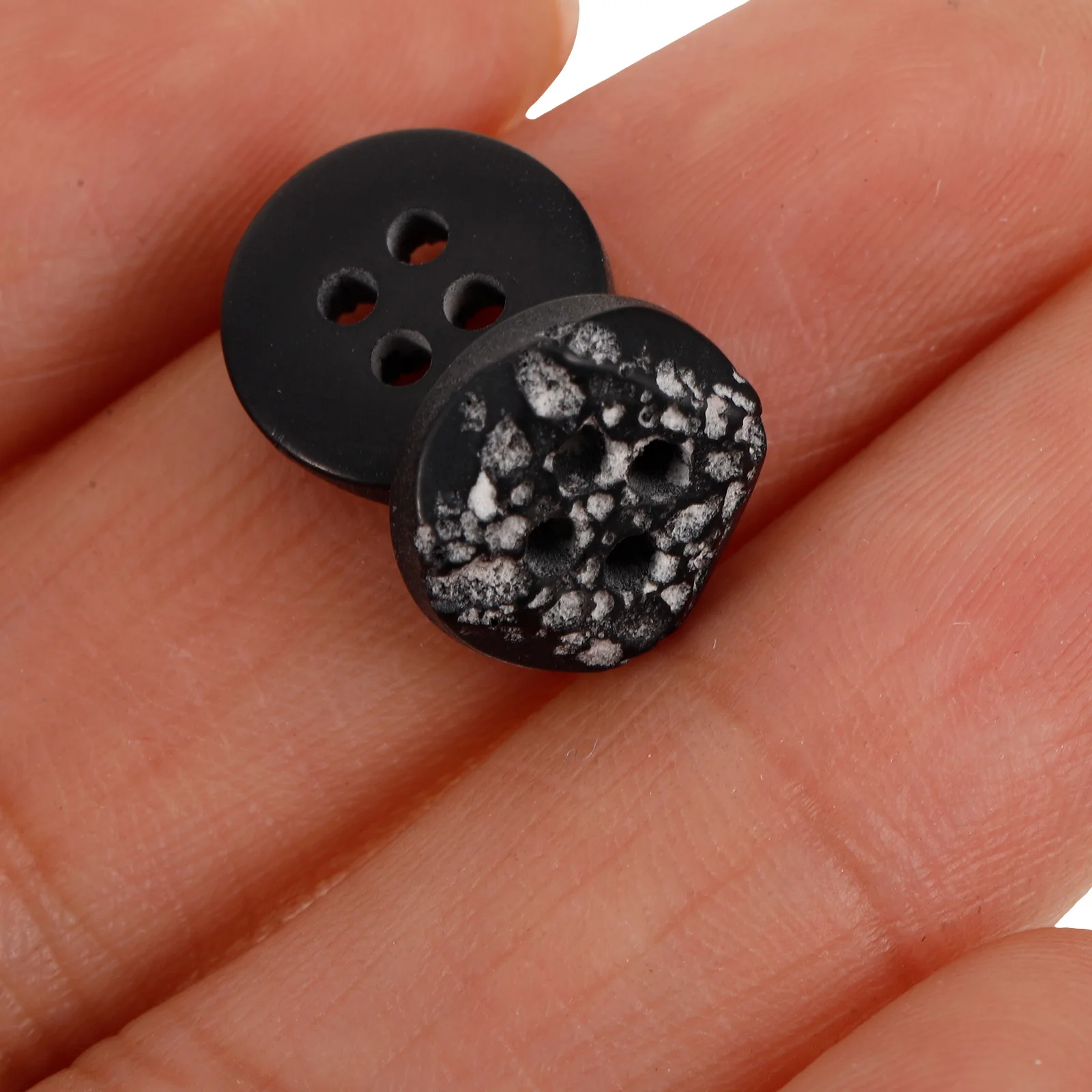 

100Pcs DIY Resin Buttons for Sewing Clothes Craft Making Headbands Wedding Christmas Round Pre-Hole Design Smooth No Burrs