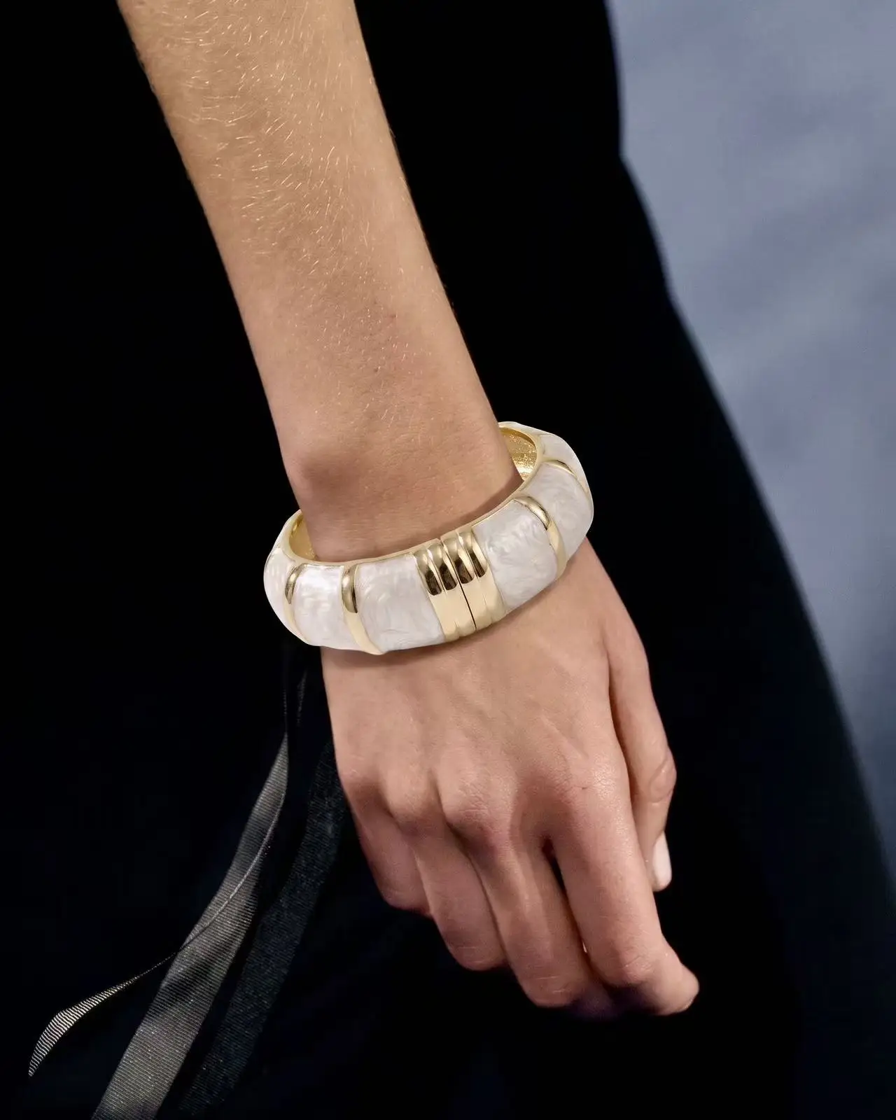 1 Piece of White Swirl Enamel Segmented Design Wide Spring Bracelet, Fashionable Retro Women's Bracelet, Suitable for Daily Wear and Evening Party Accessories Jewelry