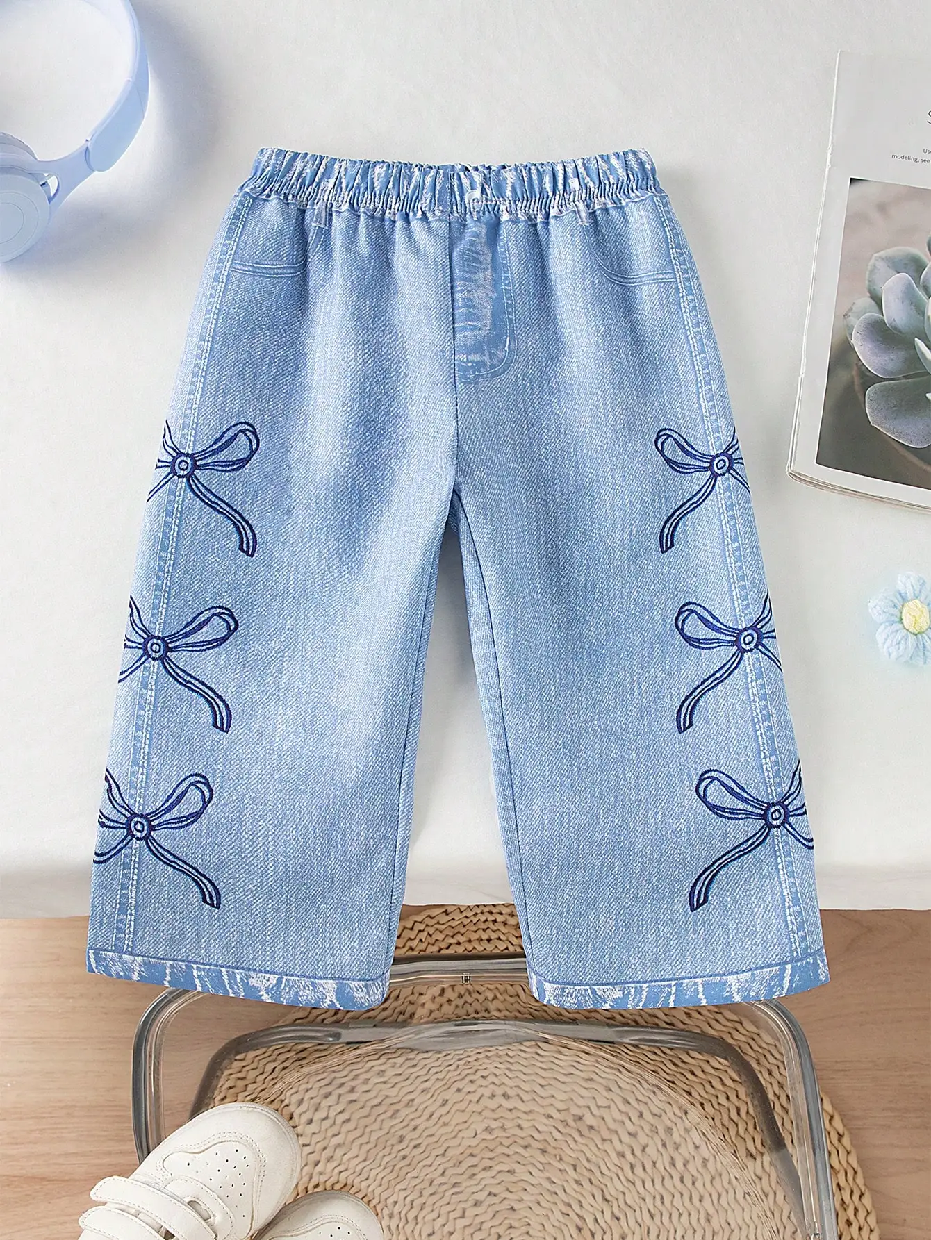 

Светло-голубые джинсовые капри с вышитым бантом для девочек