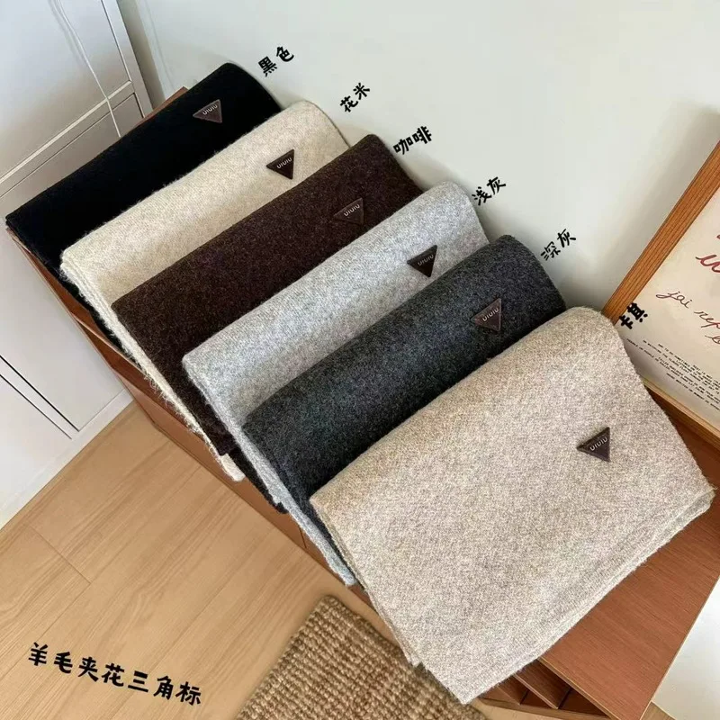 

2025 зимний новый шерстяной женский шарф с цветочным треугольным логотипом, однотонный повседневный темпераментный шарф, утолщенное теплое верхнее пальто, шаль