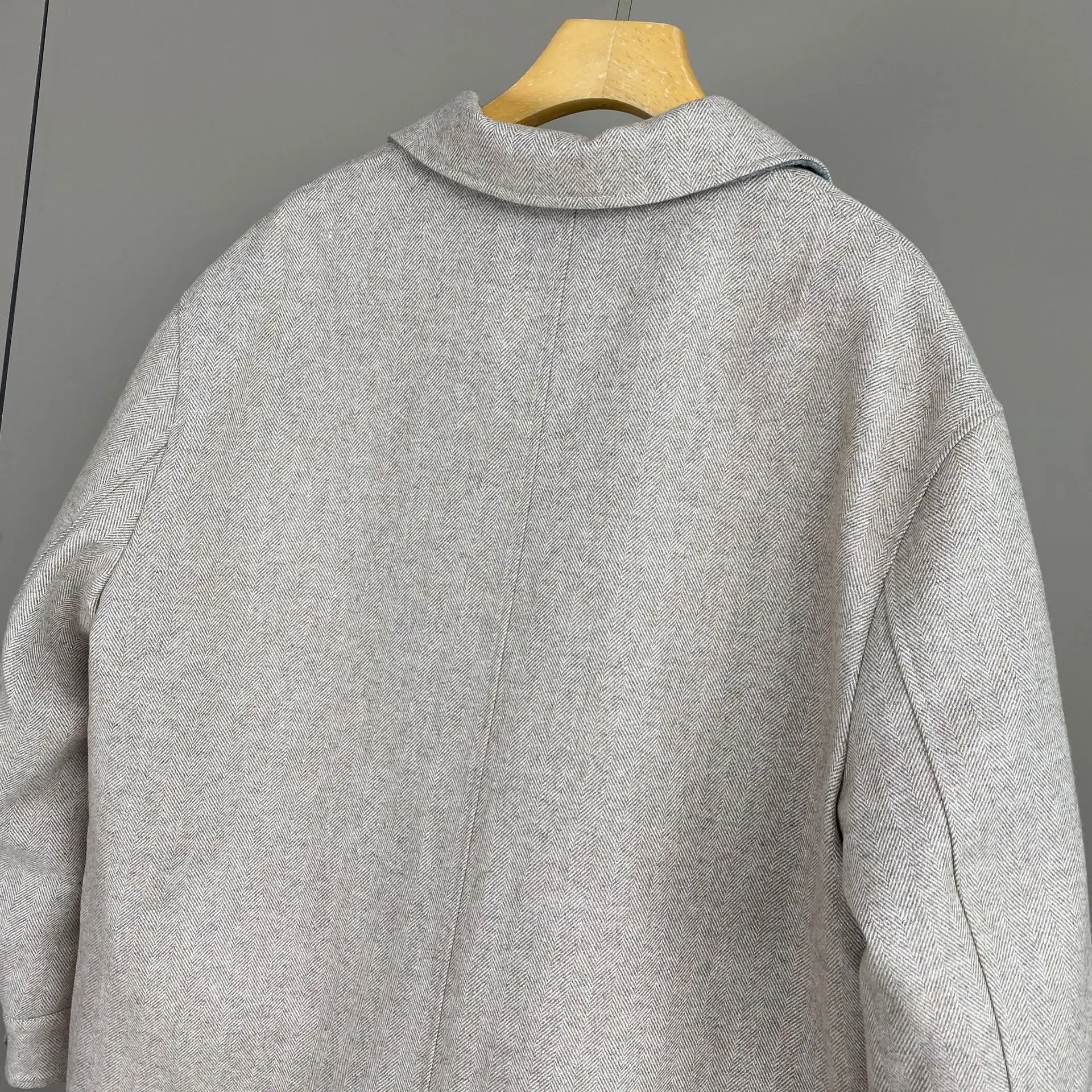 2025 الخريف والشتاء جديد ريترو ستايل التلبيب جيب منتصف طول الصوف أوزة أسفل معطف غير رسمي الموضة