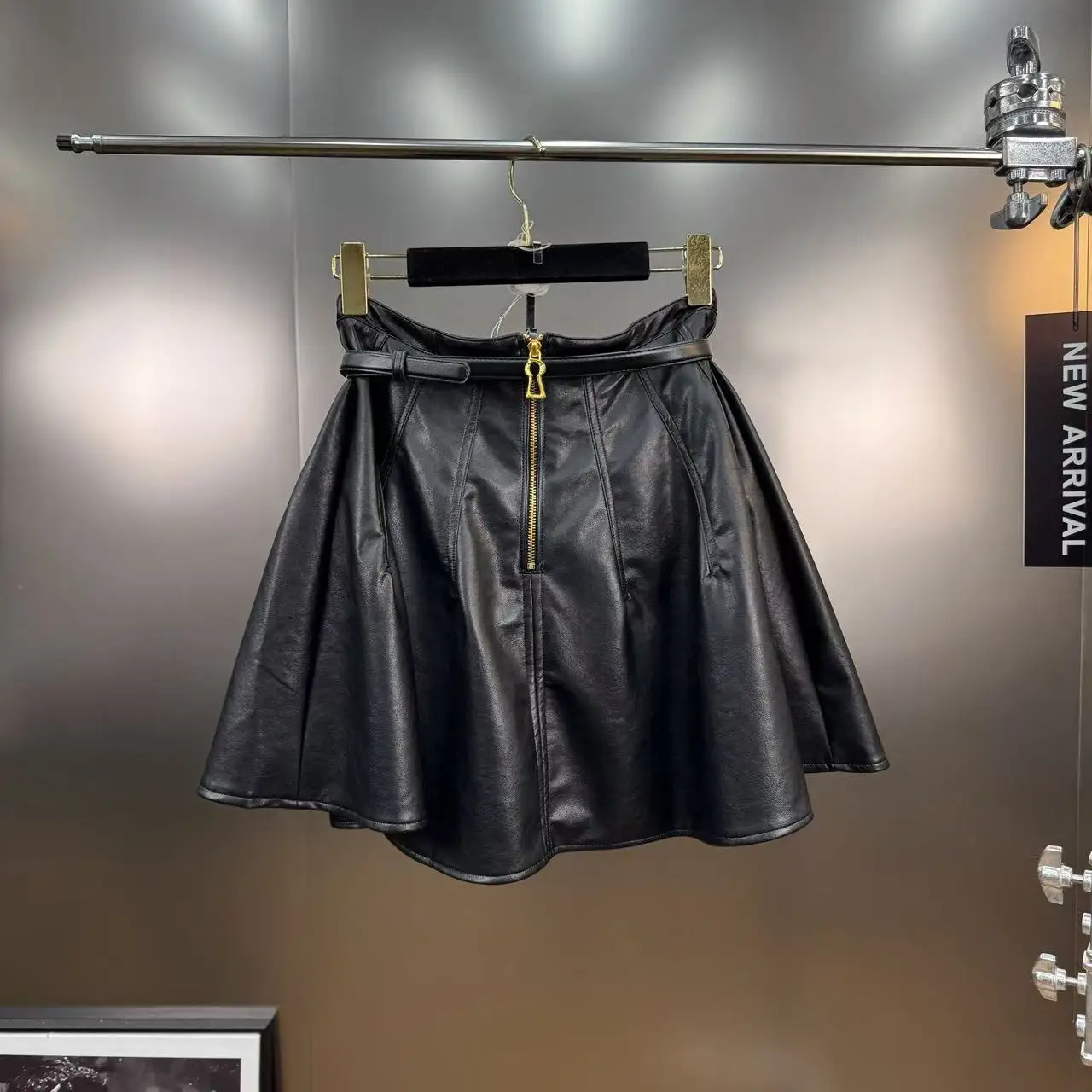 High Street Metal Big Lip Skirts Women's Waist Cinching Commuting Temperament Short Half PU Leather Skirts with Belt