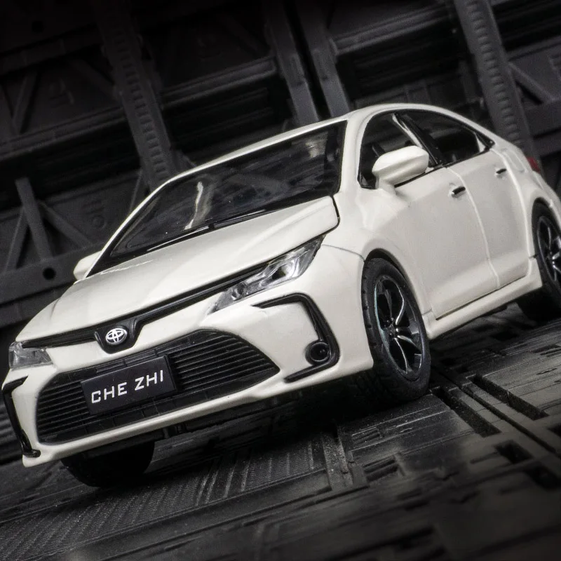 1:32 Toyota Corolla 합금 모델 장식품 컬렉션 어린이 선물 문은 음향 광학 풀백 장난감을 여길 수 있습니다.