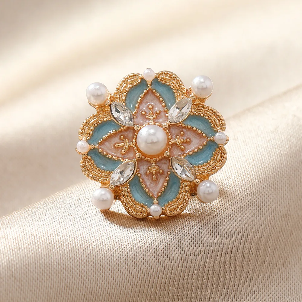 Vintage Women Men Elegant Enamel Pearl Cross Brooches Lapel Pins Unisex Classic Fashion Palace Style Exqusite Badges Accessories