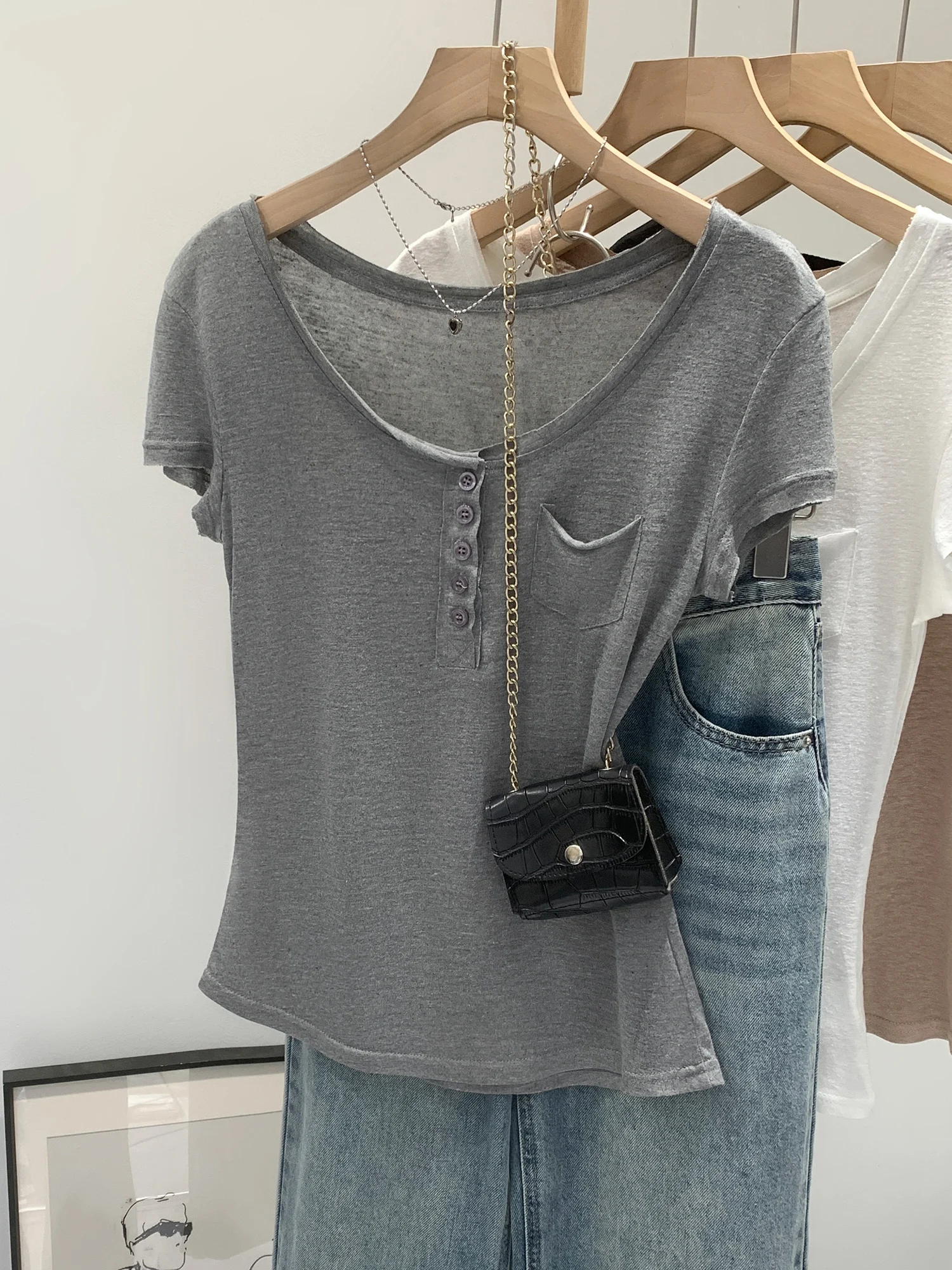 

Chic Short Sleeve T-Shirt Women's Button Pocket Design Fashionable Spring New Style 2026 Age-Defying Top Korean Commute Style
