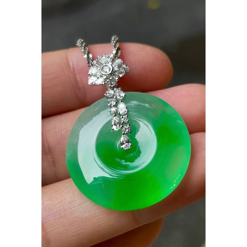 Pendentif en véritable jadeite émeraude naturelle de Birmanie avec un charme de paix vert soleil