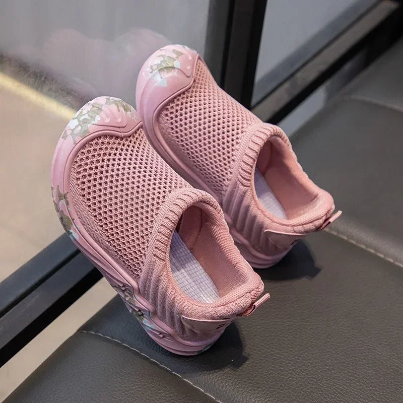 

2025 детские повседневные сандалии для девочек и мальчиков, летние новые модные нескользящие универсальные удобные прогулочные кроссовки в корейском стиле с воздушной сеткой