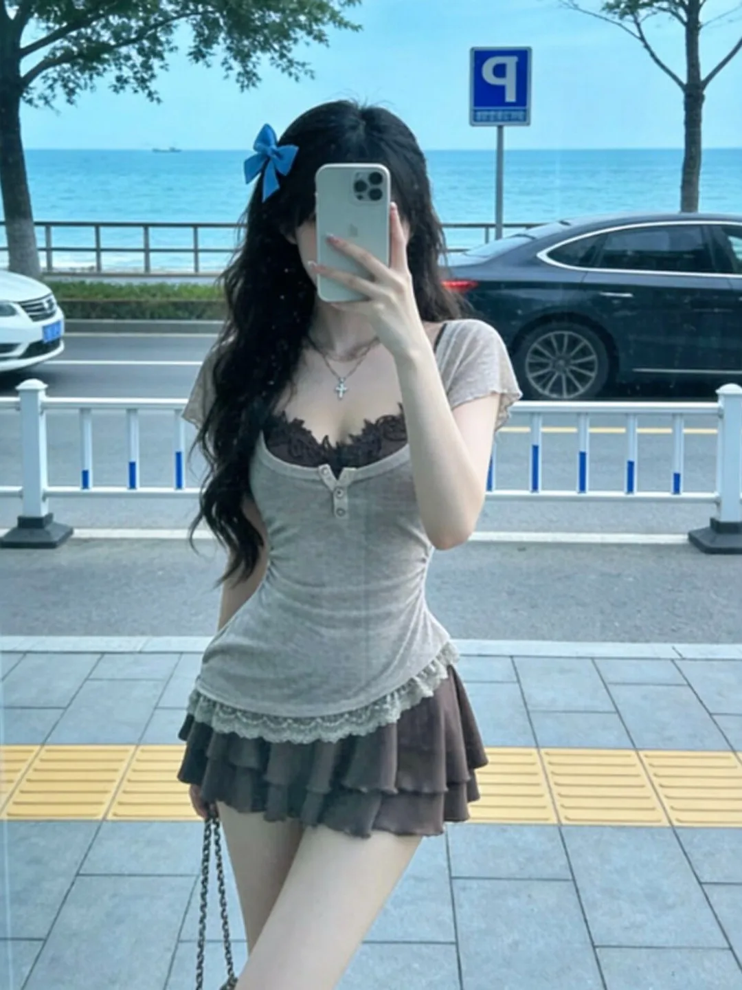 

Ретро-комплект из двух предметов: красивая уникальная юбка-полусолнце и удобная женская футболка с коротким рукавом. Модный образ для лета 2026.