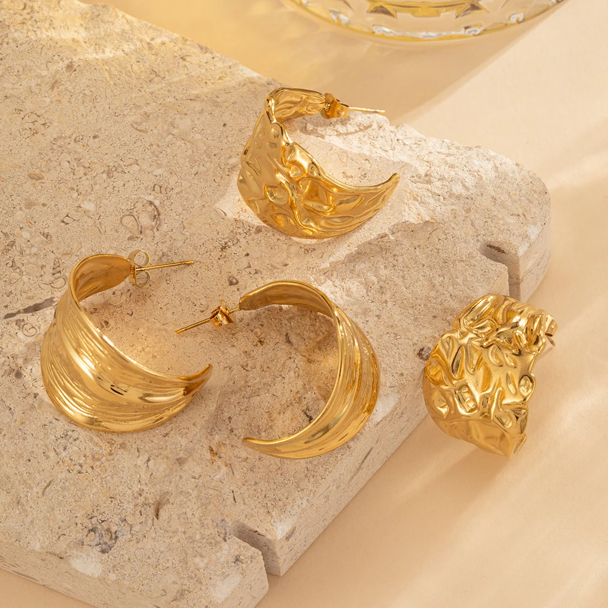 

Retro metal style gold-plated stainless steel waterproof irregular C-shaped hammer texture earrings, exaggerated earrings.