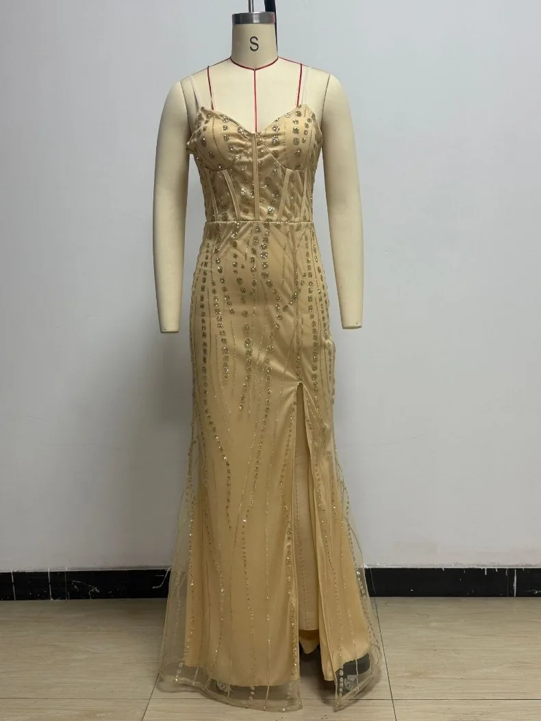 Nagelperlenbesetztes trägerloses Fischschwanzkleid mit tailliertem Schnitt und sexy Party-Flair, elegantes Kleid für Abschlussfeier und Brautjungfern. – Detail 9